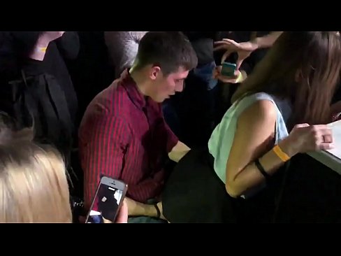 ❤️ Feusuaiga moni i se fale kalapu a Rusia. O le teine ​​Rusia e 18-tausaga le matua i totonu o le anus ma le va'a na fusu i totonu o se fale kalapu ☑ Pono ❌️❤