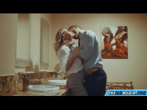 ❤️ Pe a faaosoosoina oe e se blonde busty i totonu o se faletaele lautele ☑ Pono ❌️❤